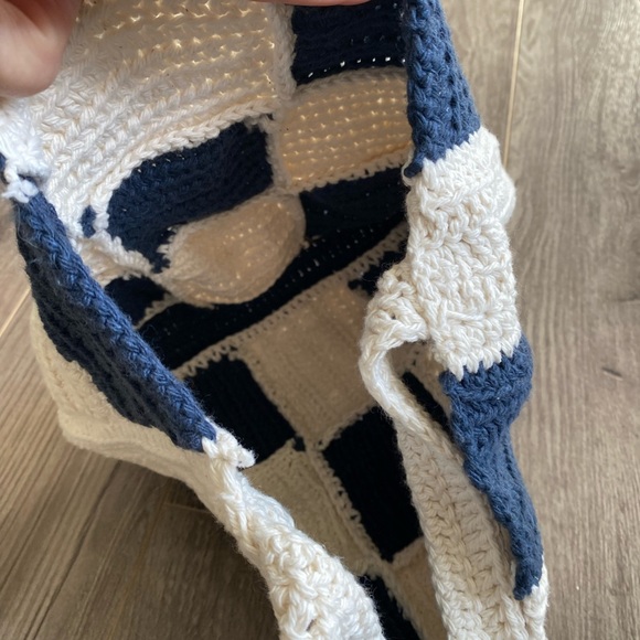 Handmade blue and white checkered knit tote bag - Picture 4 of 7
